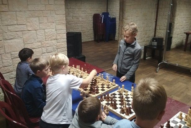 Юный чемпион по шахматам провел в «Фаворите» сеанс одновременной игры