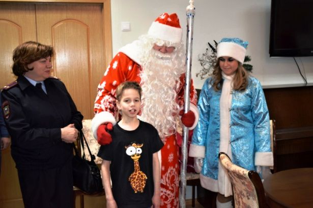 Полицейский Дед Мороз поздравил воспитанников зеленоградского Центра семьи
