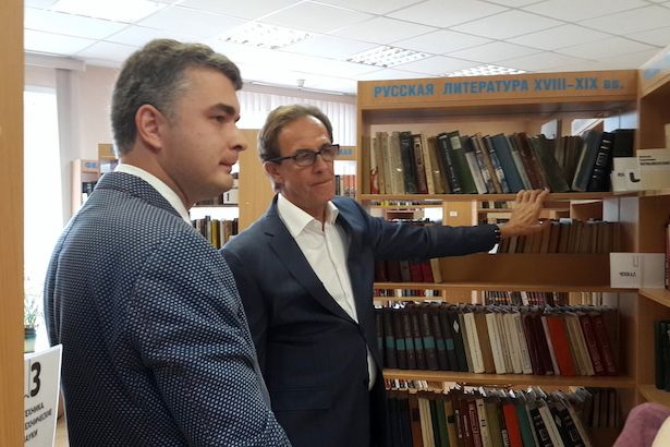 Префект Анатолий Смирнов посетил библиотеку в 14 микрорайоне
