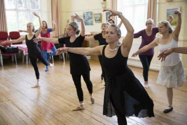 Жители осваивают боди-балет на занятиях от «Московского долголетия»