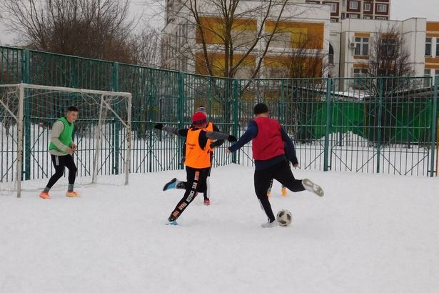 В Крюково сыграли в футбол на снегу