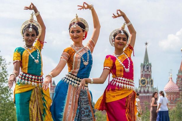Красочные представления, уроки хинди и танцы ждут гостей фестиваля Индии в Москве