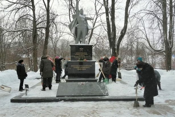 Крюковчане присоединились к акции «Чистый памятник»