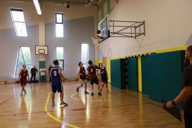 Спортивная команда из школы №2045 по баскетболу победила среди всех школ на территории Зеленограда