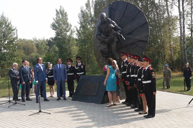 В микрорайоне «Зелёный бор» открыли памятный знак Дмитрию Разумовскому