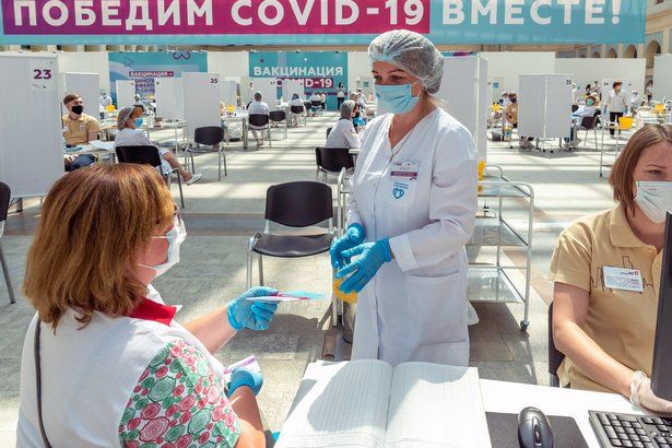 Сотрудники центров госуслуг и соцработники помогают москвичам в центрах вакцинации