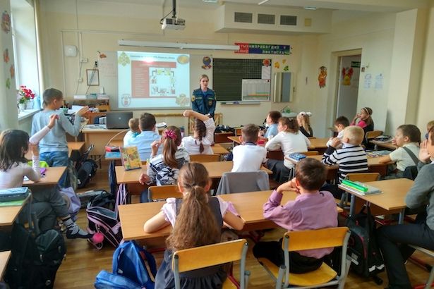 Сотрудники МЧС провели уроки в школах района Крюково