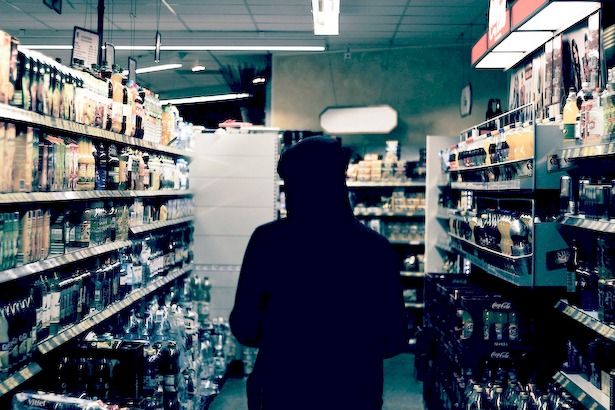 Кассира уличили в продаже алкоголя несовершеннолетнему