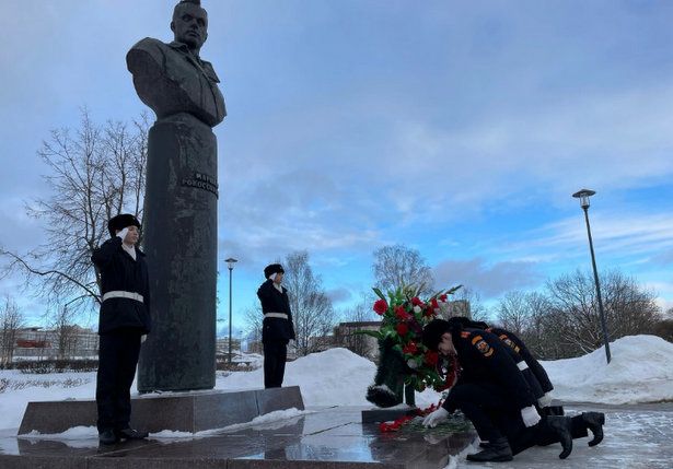 Крюковские кадеты возложили цветы к памятнику Константина Рокоссовского