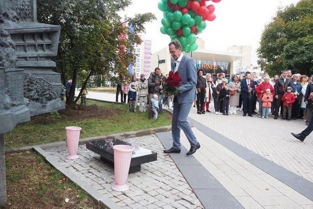 В День города префект Зеленограда возложил цветы к памятному знаку Первостроителям