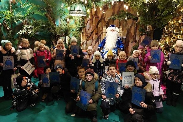 Ученики школы №2045 отправились на экскурсию в Усадьбу Деда Мороза