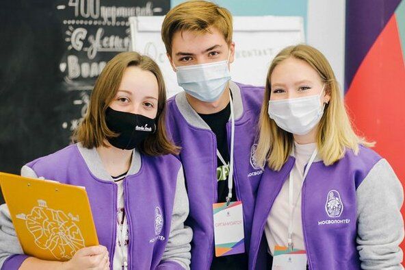 Внимание и забота: как волонтеры помогают на патриотических мероприятиях в Москве