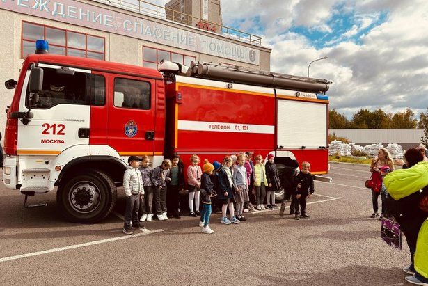 Ученики школы района Крюково отправились на экскурсию к пожарным