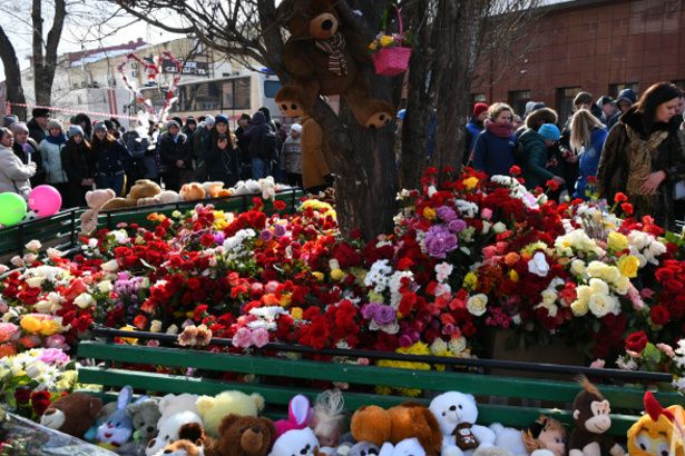 28 марта в России объявлено днем траура по погибшим на пожаре в Кемерово