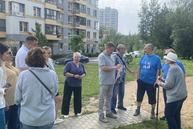 Андрей Журавлев и жители проверили состояние дворов и инфраструктуры 23 микрорайона