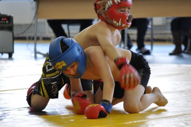 Юные бойцы свободного стиля показали класс на региональном турнире
