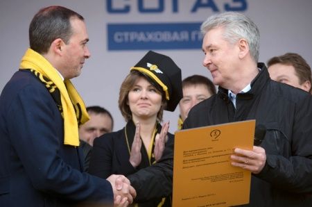 Собянин вручил 50-тысячное разрешение на работу такси в Москве