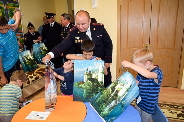 Полиция поздравила воспитанников Центра поддержки семьи и детства в Крюково с началом учебного года