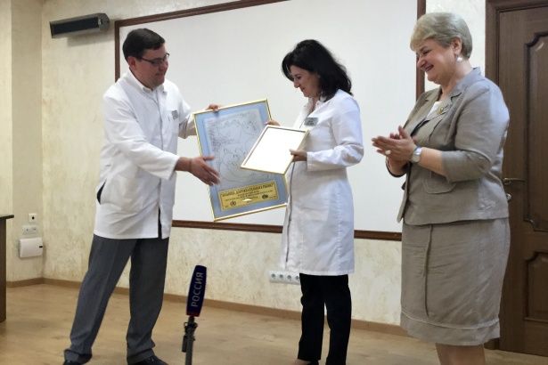 Зеленоградскому роддому вручили почетный знак «Больница, доброжелательная к ребенку»