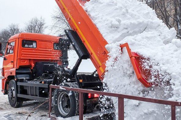 Более 2 700 кубометров снега было вывезено с территории района на минувшей неделе