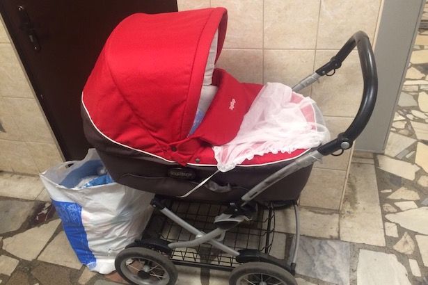 На детской площадке в 14 микрорайоне обнаружена коляска с грудным ребёнком