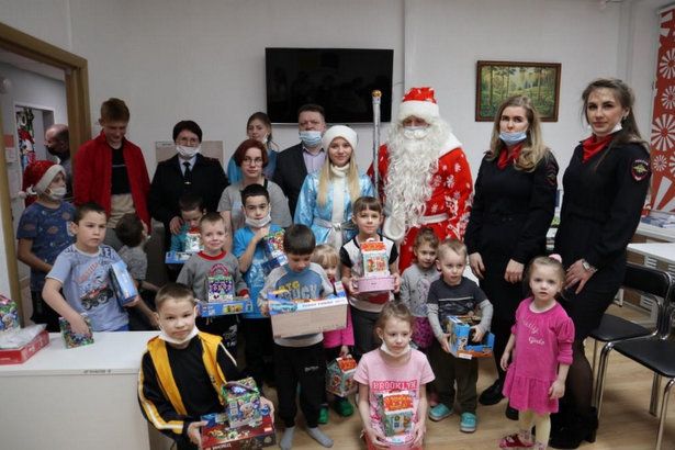 Полицейский Дед Мороз навестил воспитанников семейного центра «Зеленоград»