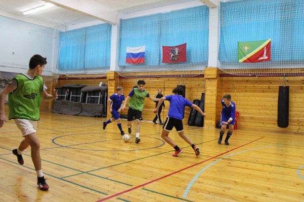 Юношеские команды сыграли в мини-футбол в Крюково