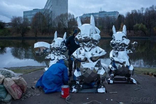 Возле городского пруда установили скульптуры белок