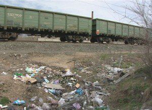 Власти ЗелАО и ОАТИ решают проблему мусора на железной дороге возле Крюково
