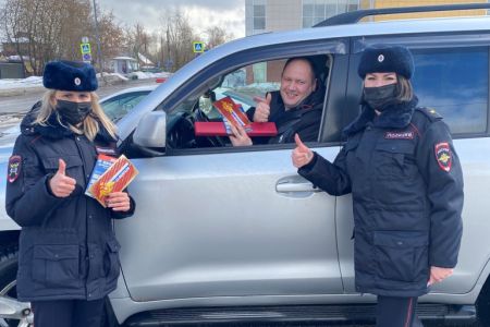 Автоинспекторы поздравили водителей Зеленограда с 23 февраля