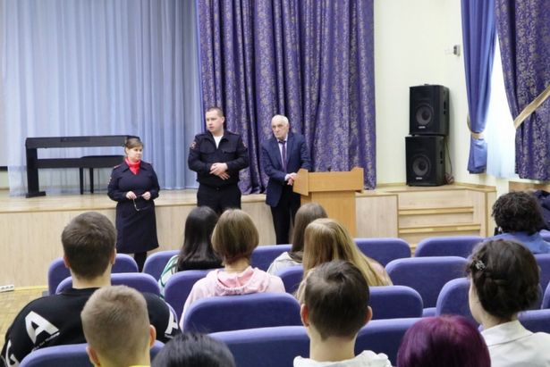 В школе района Крюково прошло тематическое мероприятие ко Дню Конституции РФ