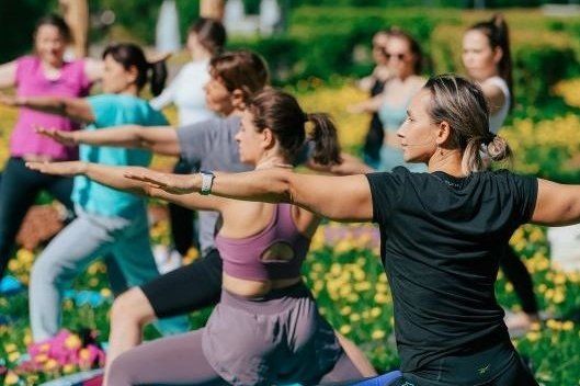 Летние занятия йогой в Парке 40-летия Победы — начните утро с гармонии и здоровья
