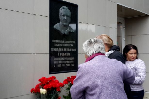 У завода «Компонент» возложили цветы к мемориальной доске Геннадия Гуськова