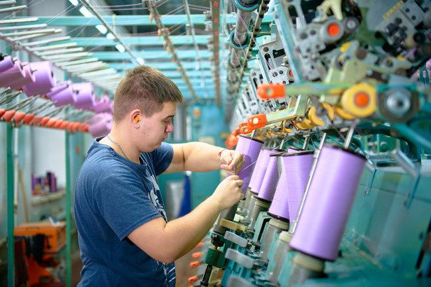 Собянин сообщил об увеличении на треть производства одежды и обуви в Москве