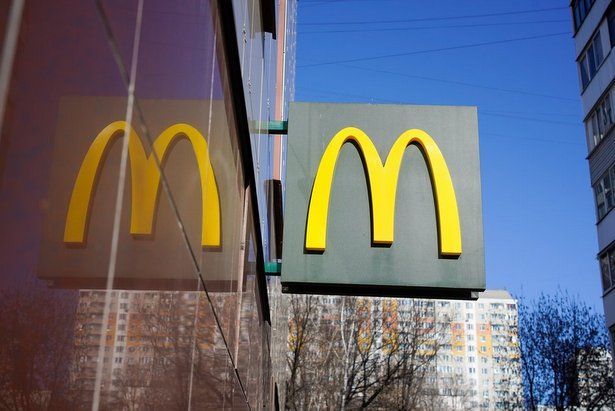 Рестораны McDonald's в России откроются вновь уже через полтора месяца