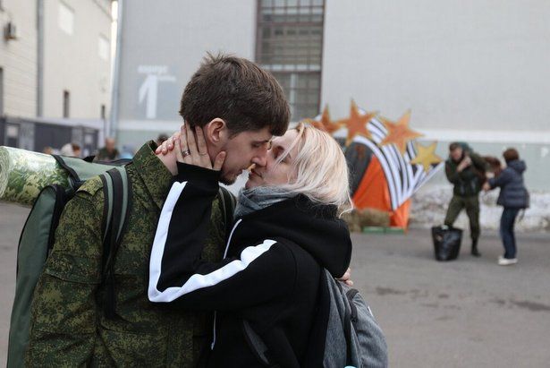 Добровольцы-москвичи продолжают приходить во временные мобилизационные пункты