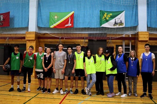 Молодёжные команды района сразились на турнире по стритболу