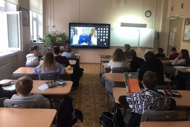 Сотрудники ГИБДД и прокуратуры провели телемост для учеников школы № 1557