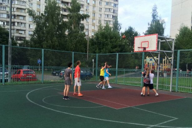 Подростки активно участвуют в соревнованиях по стритболу от ГБУ «Фаворит»