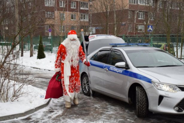 Воспитанники Семейного центра встретились с полицейским Дедом Морозом