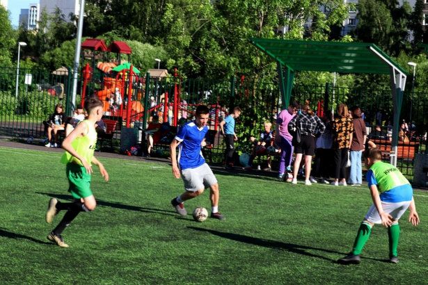 Юноши соревнуются на первенстве района по мини-футболу