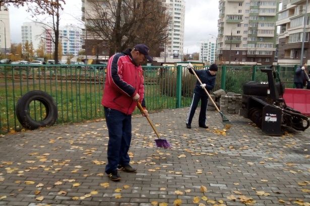 Крюковчане убирали листву и мусор с хорошим настроем