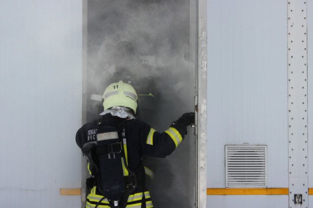 Зеленоградские пожарные отработали навыки в теплодымокамере