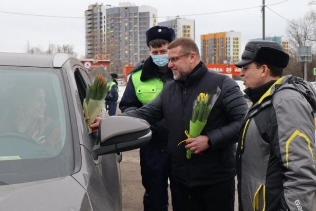 Акция «Цветы для автоледи» прошла в Зеленограде