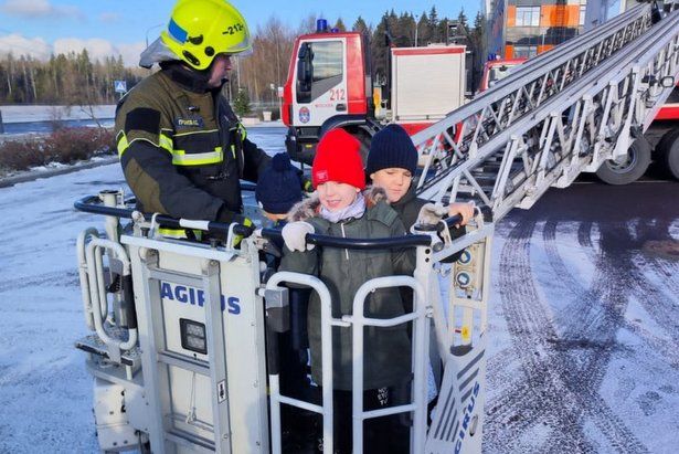 В пожарно-спасательном отряде состоялась экскурсия для детей, а также их родителей