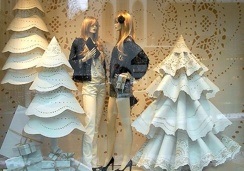 Магазины и кафе в Крюково начали снимать новогодние украшения