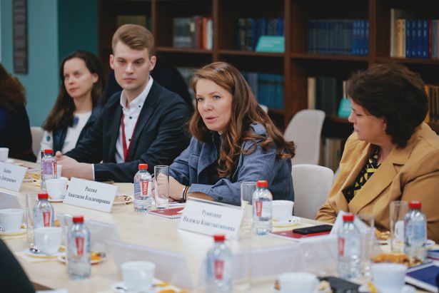 Вице-мэр Ракова провела круглый стол с современных подходах к поддержке старшего поколения