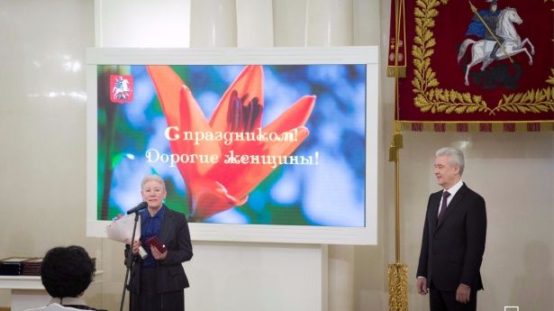 Жительницы Москвы получили награды накануне 8 марта