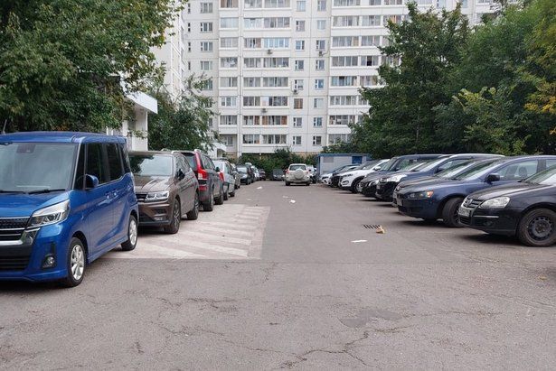 Пожарные Зеленограда просят водителей автомобилей не парковаться на местах для спецтехники во дворах