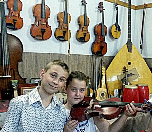 Крюковские ребята из ансамбля «Нотный зонтик» посетили фабрику музыкальных инструментов